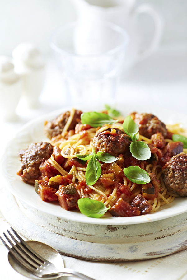 recept gezond Courgette-spaghetti met gehaktballetjes in tomatensaus