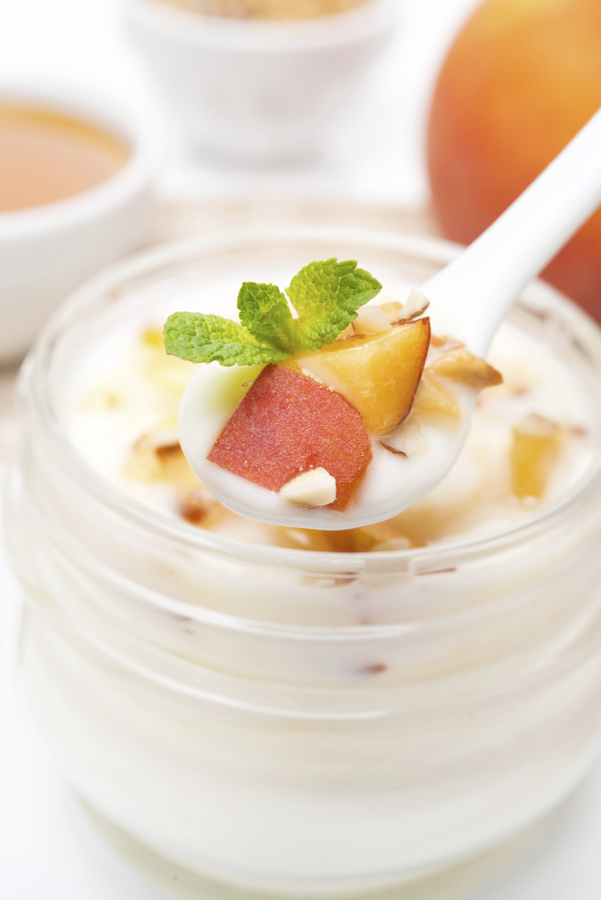 gezond ontbijt met havermout, yoghurt en fruit