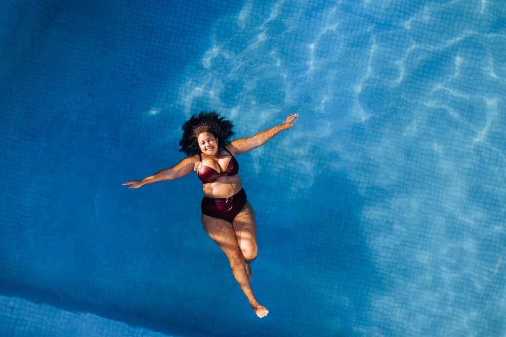 vrouw in bikini in zwembad