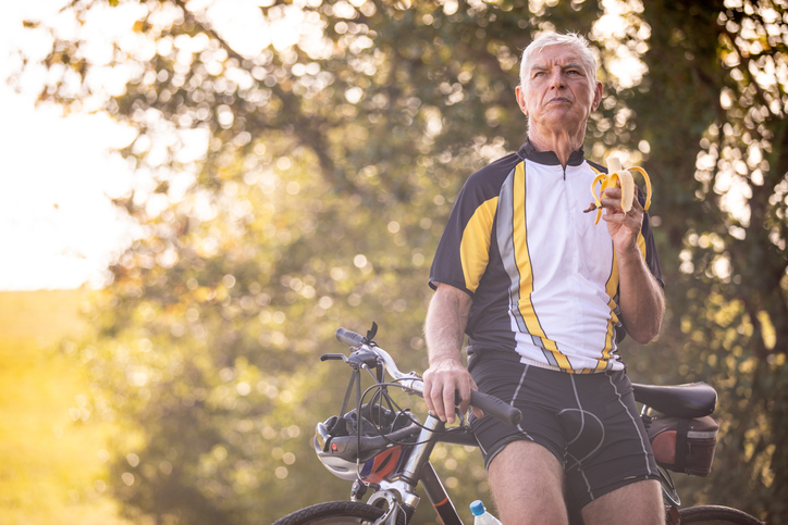 sportieve fietser die rust en een banaan eet