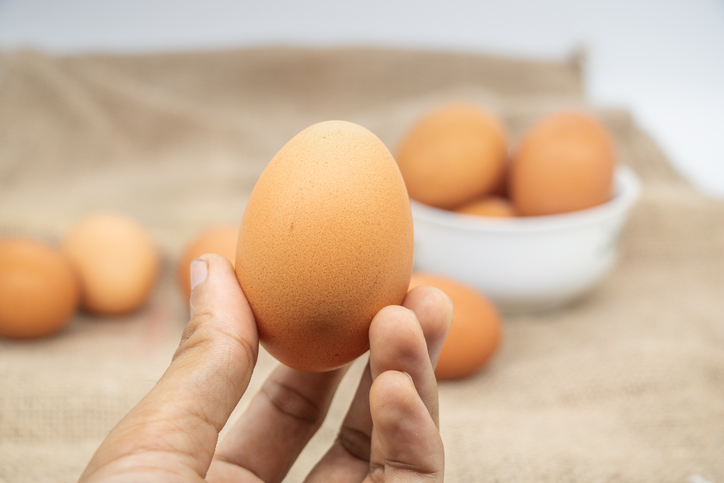 Waar of Niet waar: Aan een ongepeld ei kun je zien of het biologisch of scharrel is
