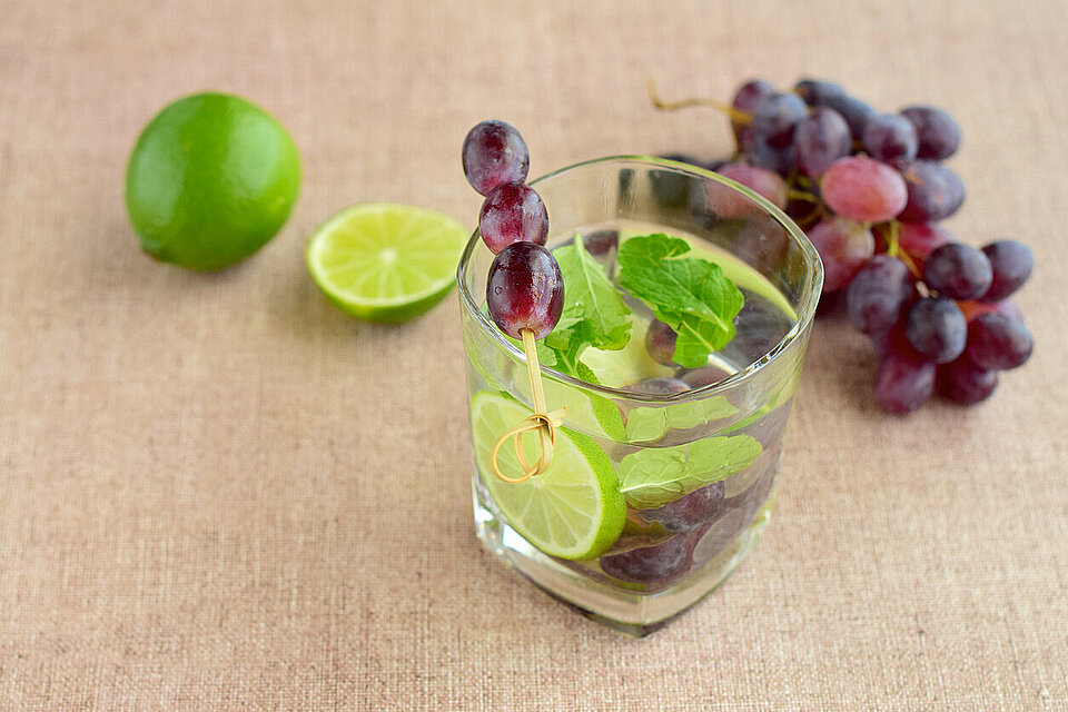 Water met munt, limoen en druiven