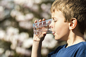 kind drinkt water op school