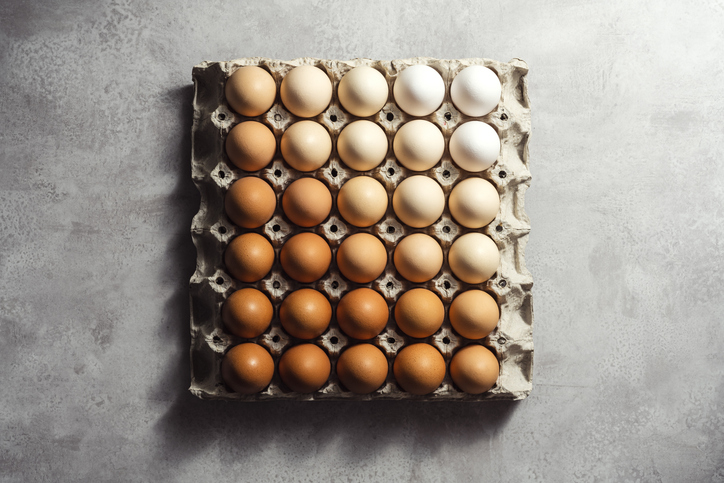 doos met witte en bruine eieren
