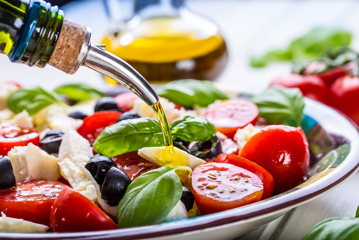 italiaanse salade met veel groenten en olijfolie