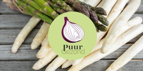 groene en witte asperges op houten ondergrond