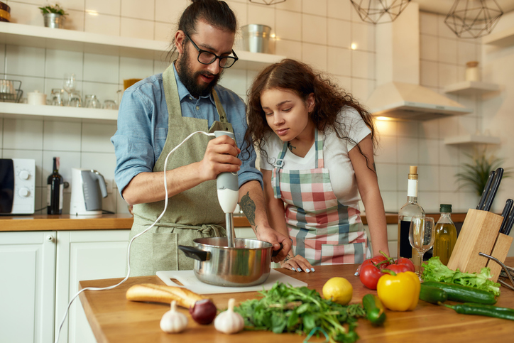 Man en vrouw in keuken met een staafmixer
