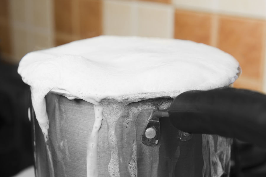 Hoe voorkom ik dat de melk overkookt of een velletje krijgt bij het opwarmen?