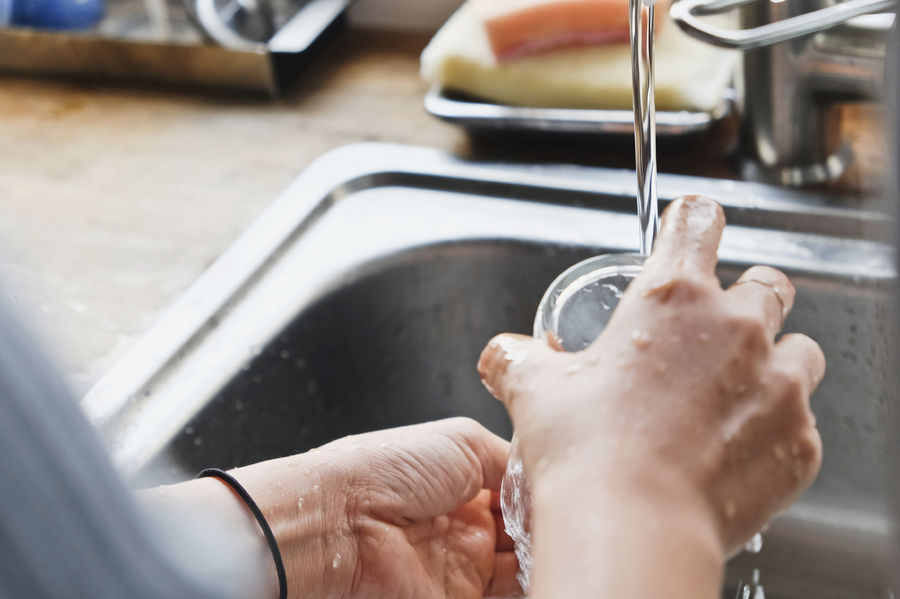 Is het slim om borden, pannen en bestek eerst af te spoelen voor ze de vaatwasser in gaan?