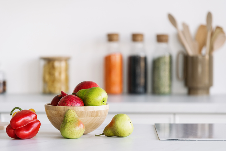 fruit in fruitschaal op aanrecht in keuken