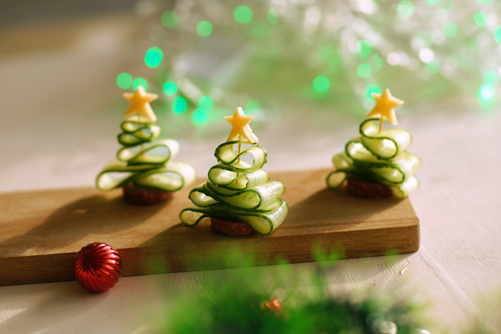 kerstboompjes gemaakt van komkommer