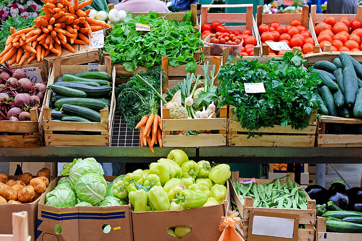 marktkraam met groenten