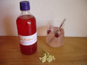 Hoe maak je vlierbloesemsiroop met frambozen?