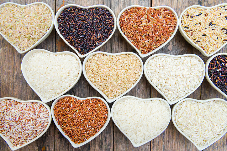 Hartvormige schaaltjes met verschillende soorten rijst
