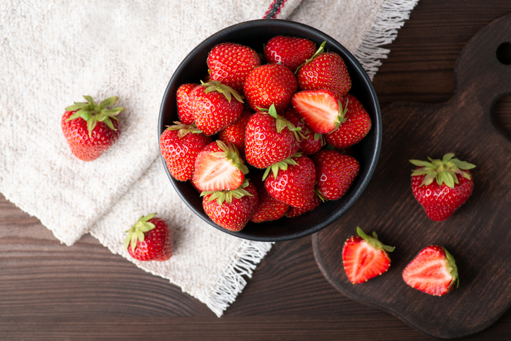 Aardbeien in een schaaltje op wit tafelkleed