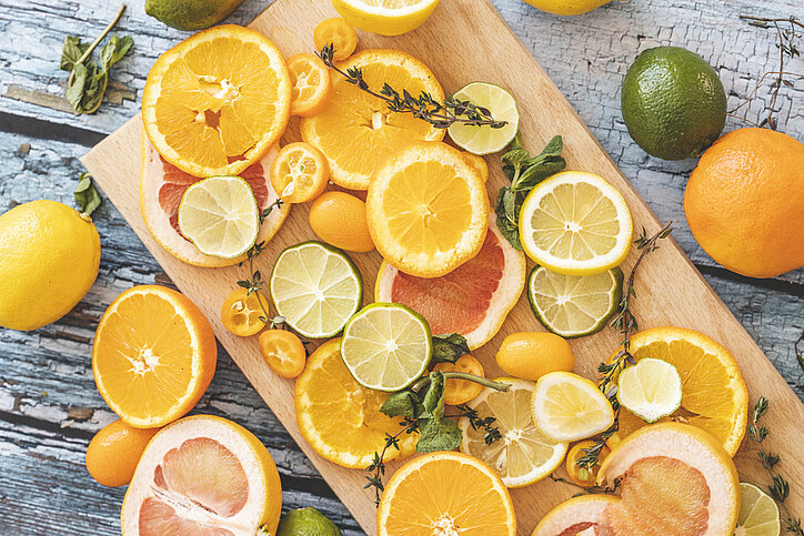 Verschillende plakjes citrusfruit op een houten plank