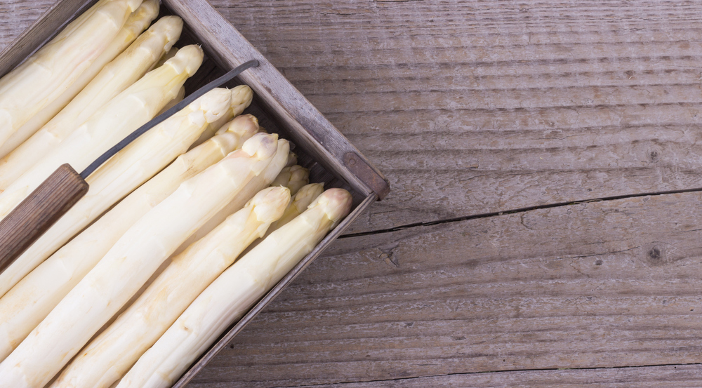 kistje met verse witte asperges