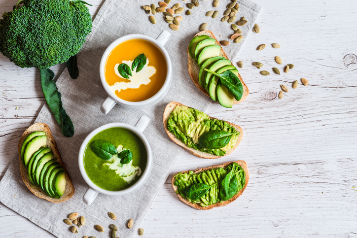 kommen gezonde soep en crostini met avocado