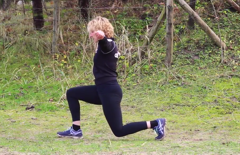 vrouw doet lunge