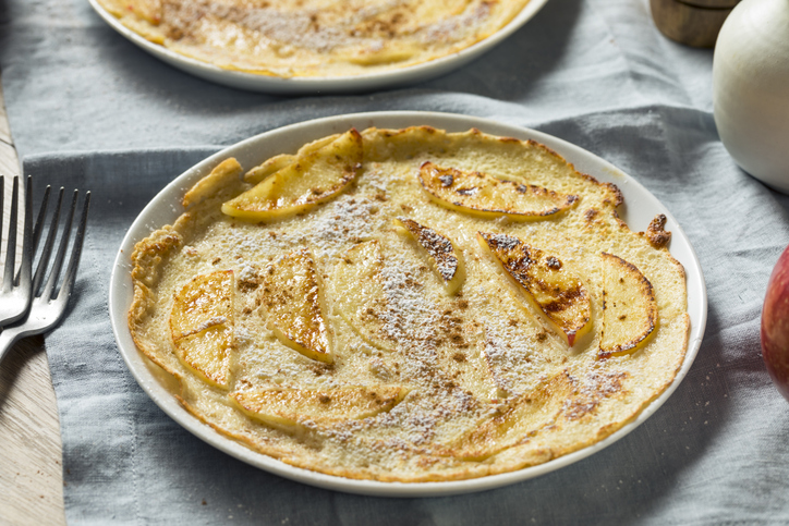 Goedgevulde kaneel pannenkoek met appel op een bord