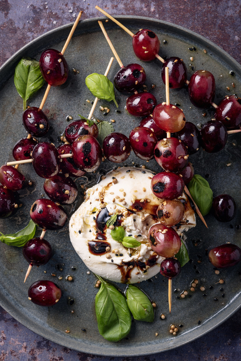 Druiven aan sateprikker met in het midden mozzarella