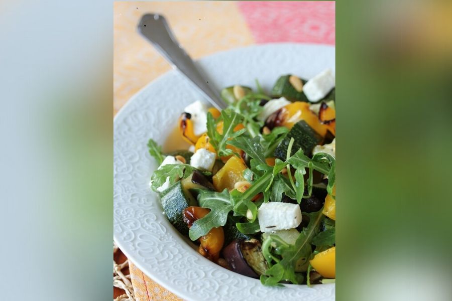 Salade van gegrilde groenten met feta en pijnboompitjes