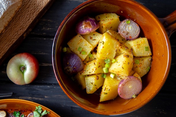 Schaal met aardappels en ui