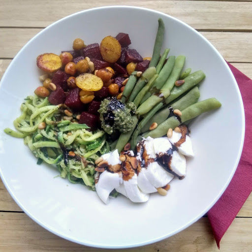 Bowl met geroosterde wortel en kikkererwten