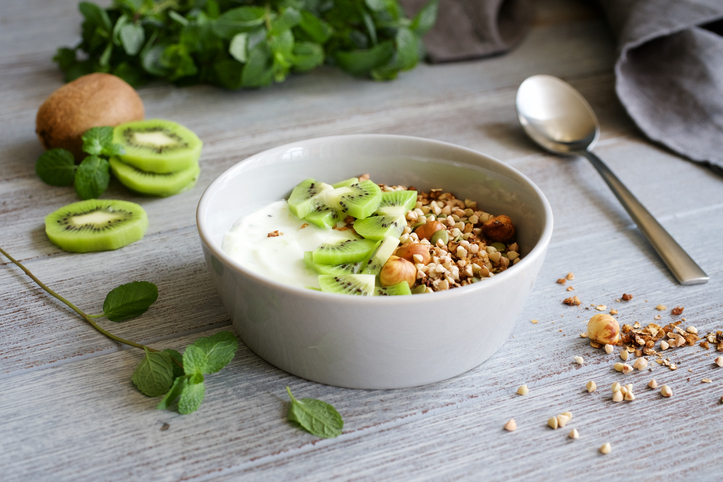 Wit schaaltje met granola, kiwie en yoghurt