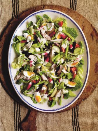 Warme salade met kip en een romige dragondressing