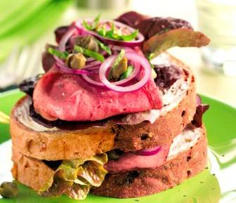 Dubbeldekker van notenbrood met rosbief