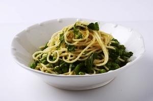 Romige spaghetti met doperwten en rucola