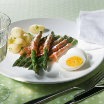 Gegrilde groene asperges met rauwe ham
