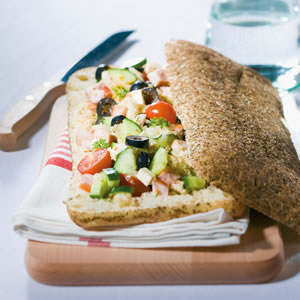 Gevulde broodbol met maaltijdsalade
