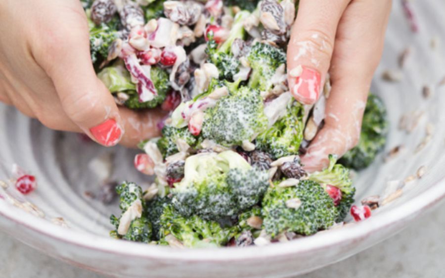 broccolisalade met granaatappel en rozijnen