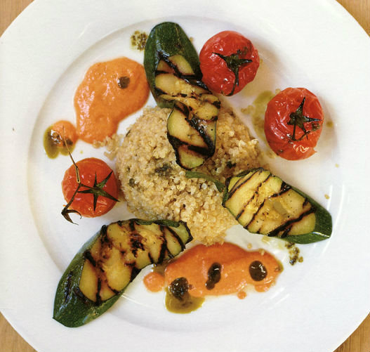 Quinoa met gegrilde groenten en tomatendressing