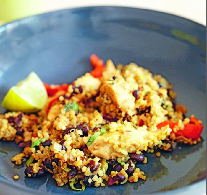 Quinoa, kip en zwarte bonen met avocadopuree