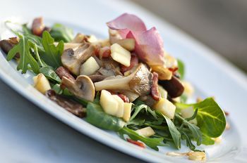 Salade van paddestoelen afgeblust met rozenazijn en rozensiroop