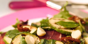 Carpaccio met gemarineerde courgette en macadamia’s