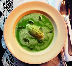 Schuimig tuinerwtensoepje met basilicum en avocadocrème