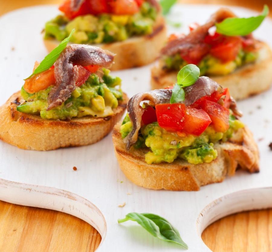Crostini met avocado en ansjovis