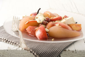 Salade van gestoofd fruit en blauwe kaas