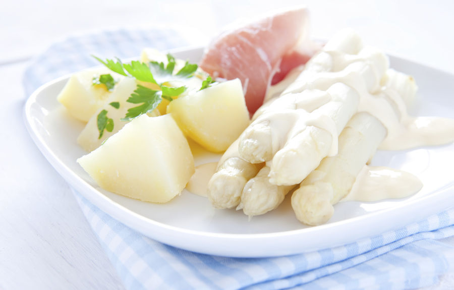 Asperges met ham en ei