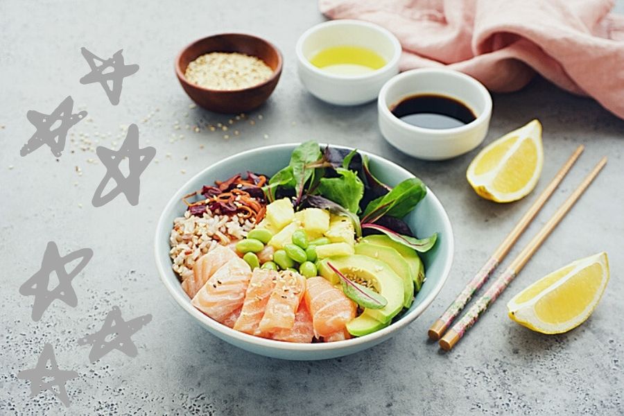 Feestelijke poké-bowl met ingelegde zalm