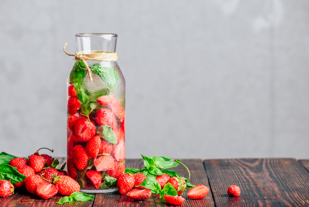 Water met aardbeien en basilicum