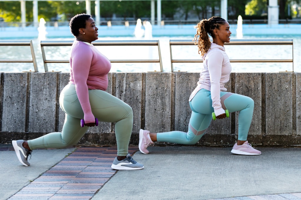 2 vrouwen die buiten lunges doen