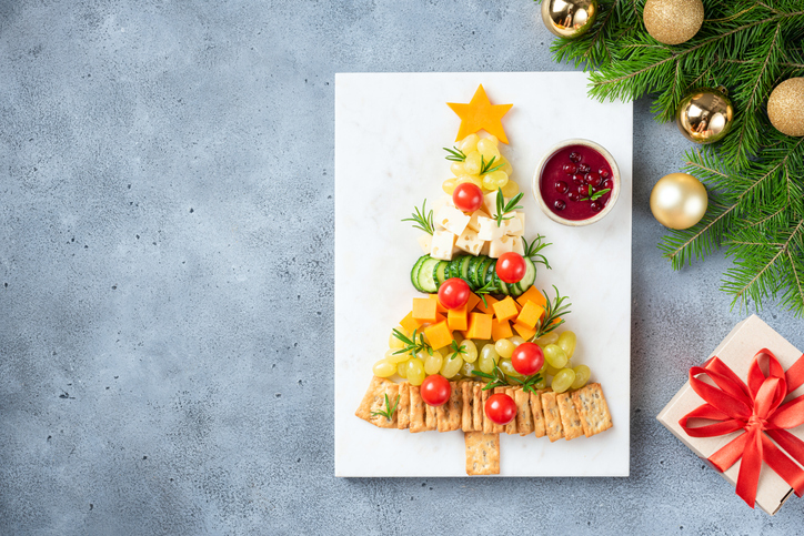 gezonde borrelhapjes met veel groenten en fruit in vorm van een kerstboom gepresenteerd