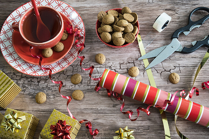 kruidnottjes bij een kop thee en cadeautjes