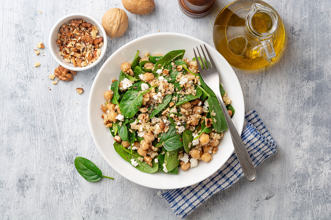 bord met salade met kikkererwten