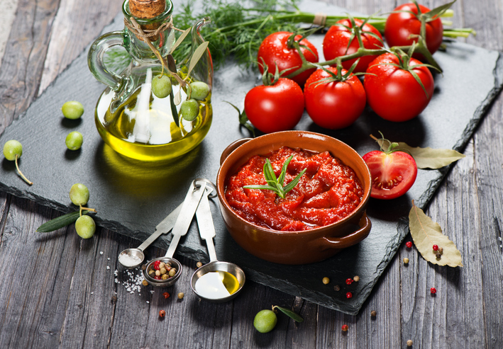 tomatensaus wordt gemaakt met tomaten en kruiden